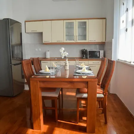 Central Aparment Claudia アパート *