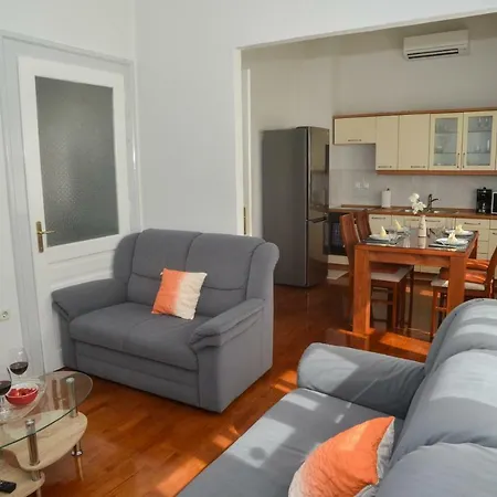 アパート Central Aparment Claudia ザダル