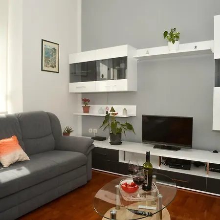 Central Aparment Claudia アパート *